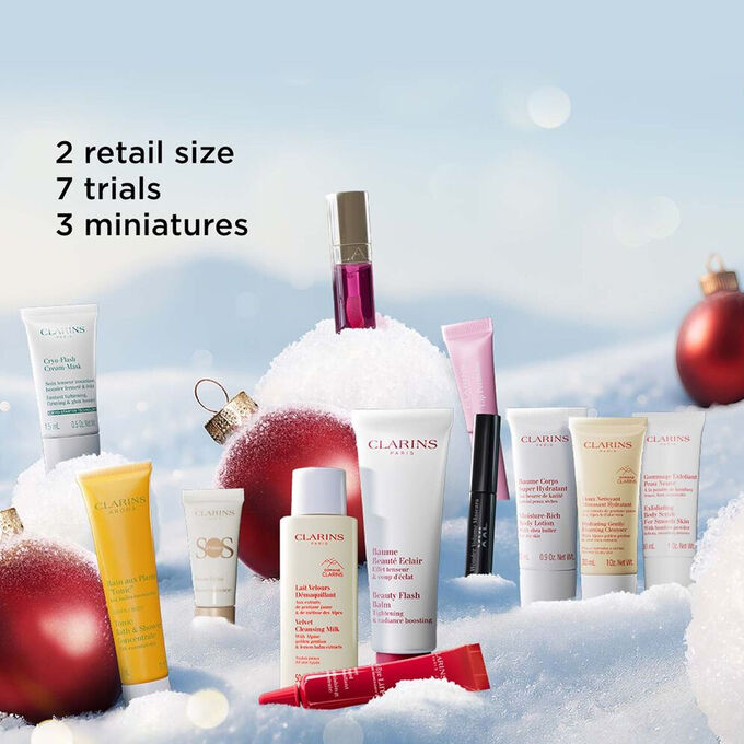 Packshot af 12 Days Makeup julekalender med 2 produkter i fuld størrelse, 7 prøvestørrelser og 3 minis fra Clarins' essentials sortiment