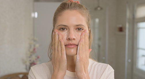 What is the difference between a blackhead and acne?